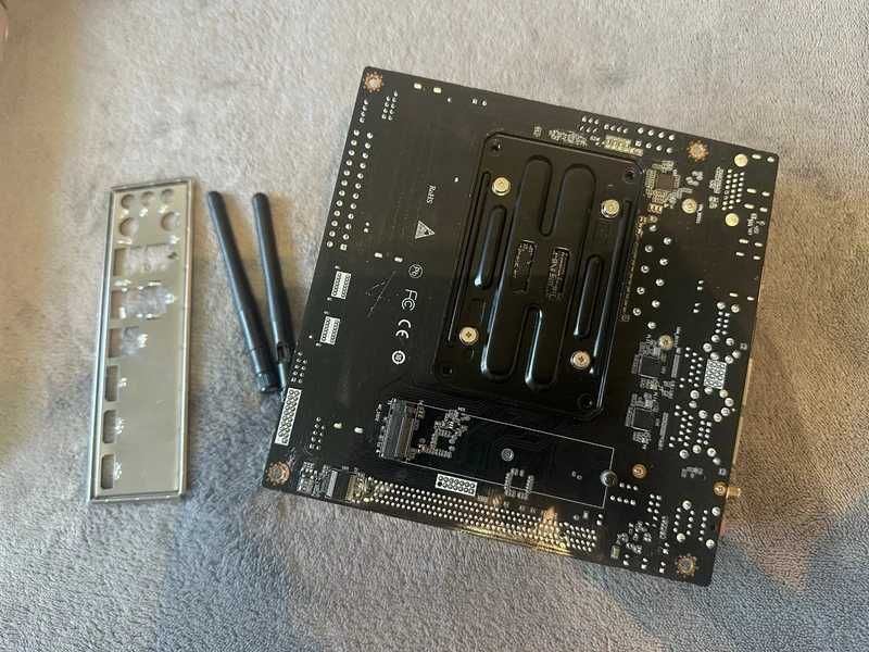 ZESTAW Płyta główna ITX z procesorem Ryzen 7 7840HS ES