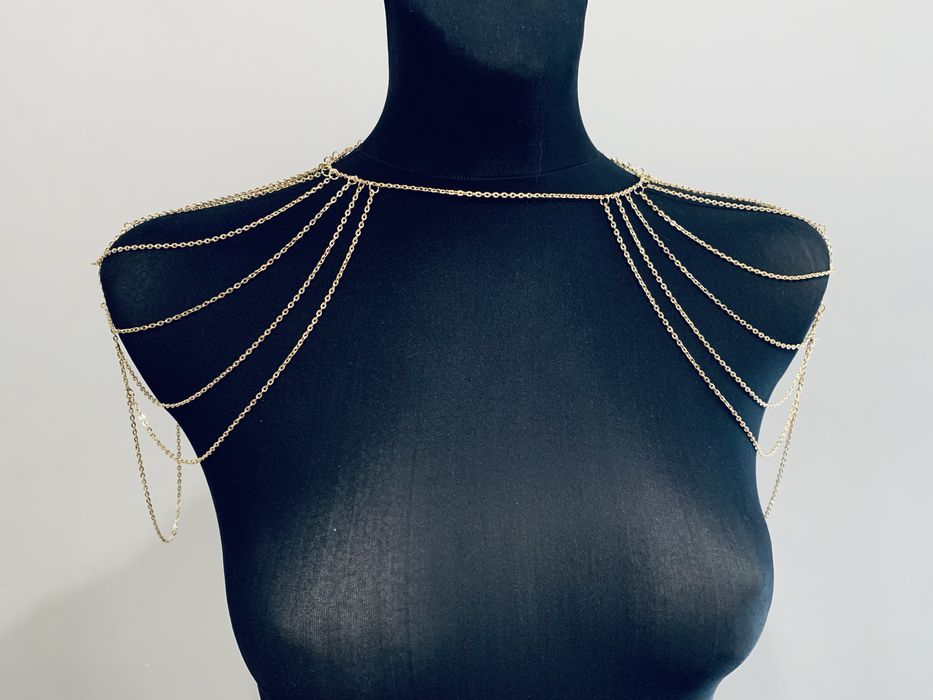 Złoty ozdobny łańcuszek na ramiona
