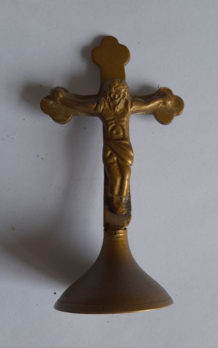 Crucifixo em latão