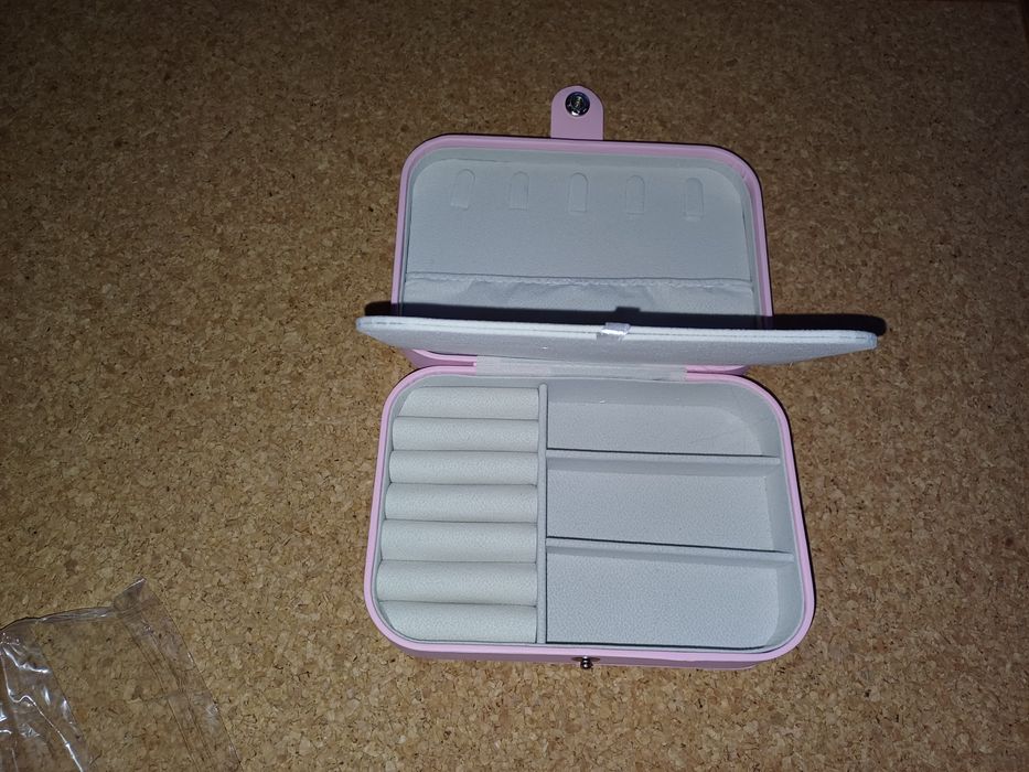 Guarda joias com muita arrumação