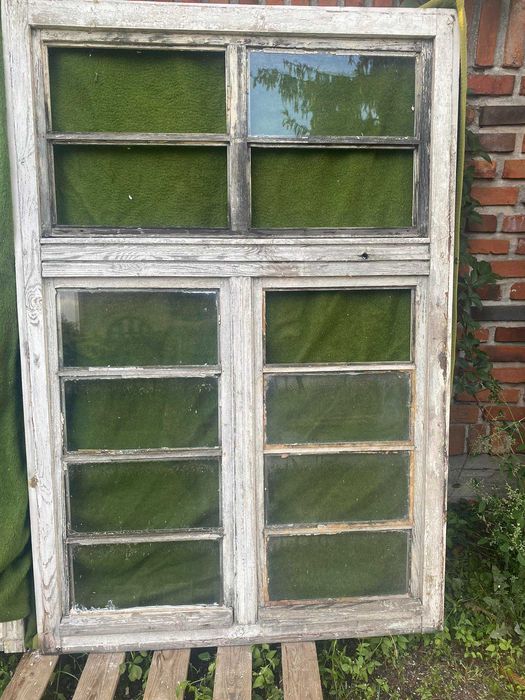 Stare drewniane okna ze szprosami