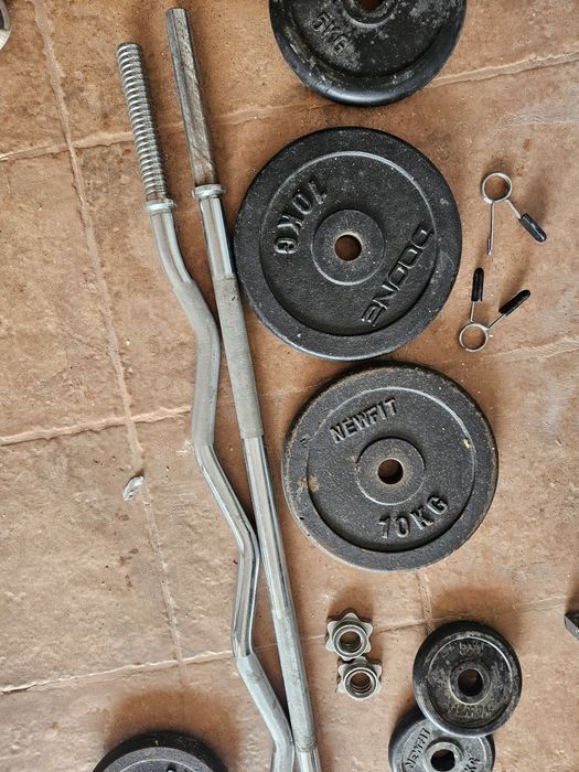 Discos e barras de musculação