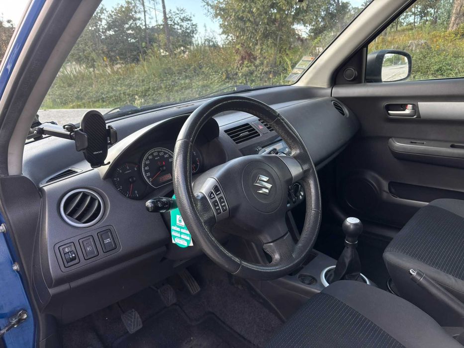 SUZUKI SWIFTcitadino económico, em estado impecável