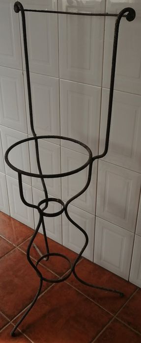 antigo corpo  de lavatorio com toalheiro