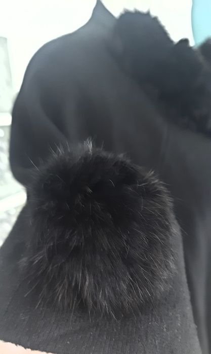 5. Ponczo, narzutka czarna sweterkowa