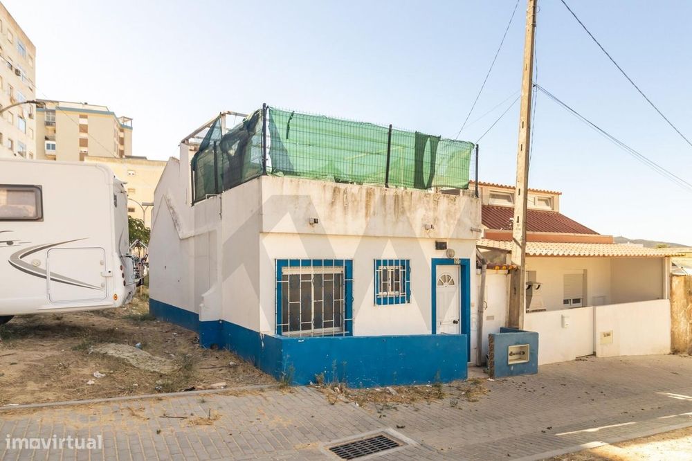 Pequena Moradia com Sótão Aproveitado e Logradouro - Centro de Setúbal