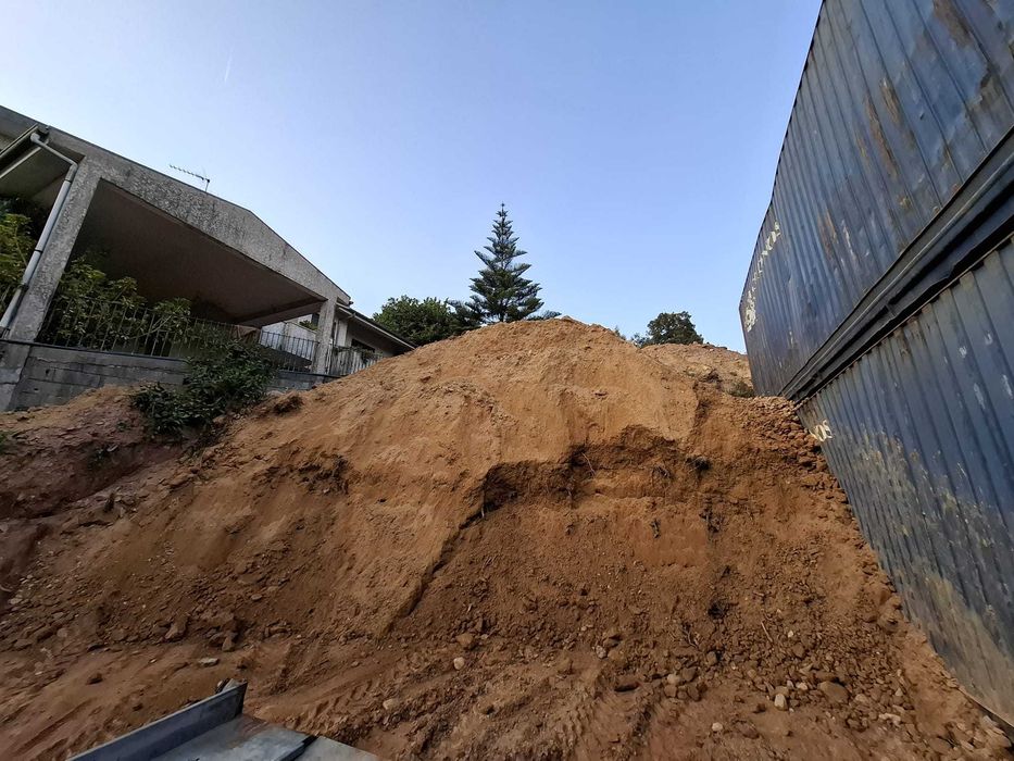 Dou Terra a quem venha buscar ao local - Foz do Sousa