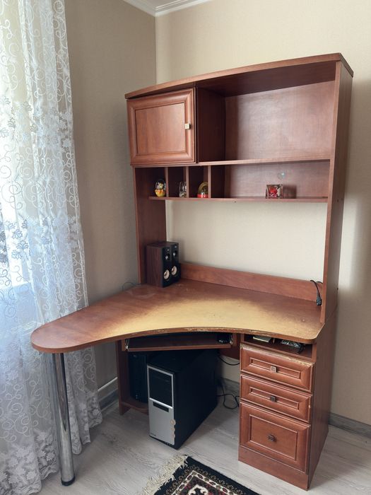 Кутовий комп'ютерний столик