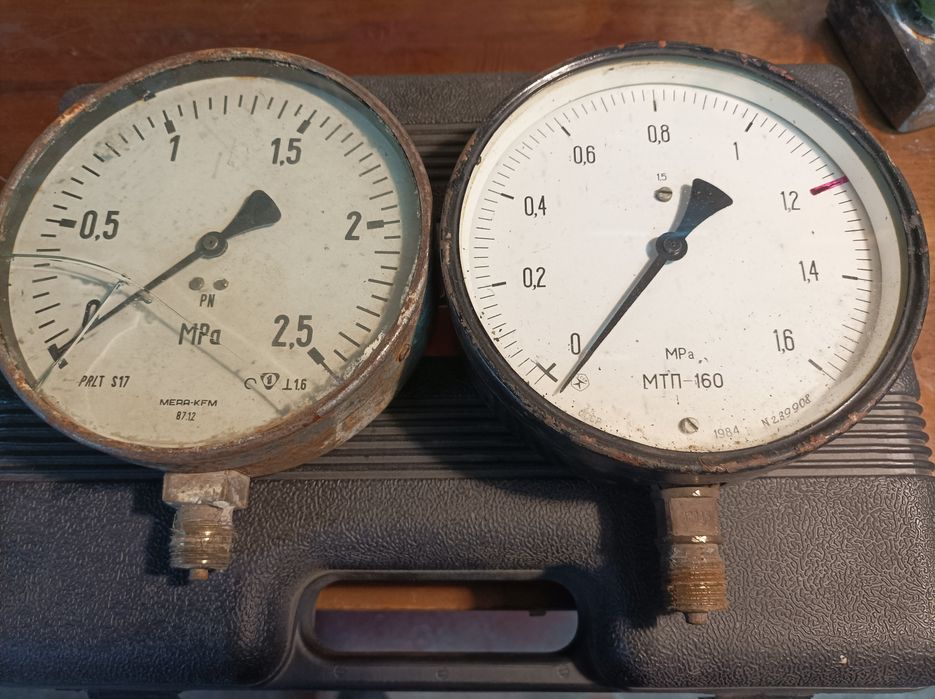 Stary manometr            .