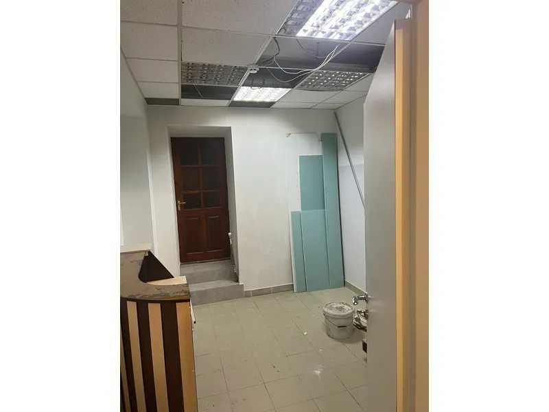 Продаж фасадного приміщення 484 м² під банк, клініку, офіс (вул. Червоного Хреста, 16)