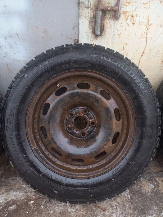 Продам практически новые зимние колеса 195/65  R15.