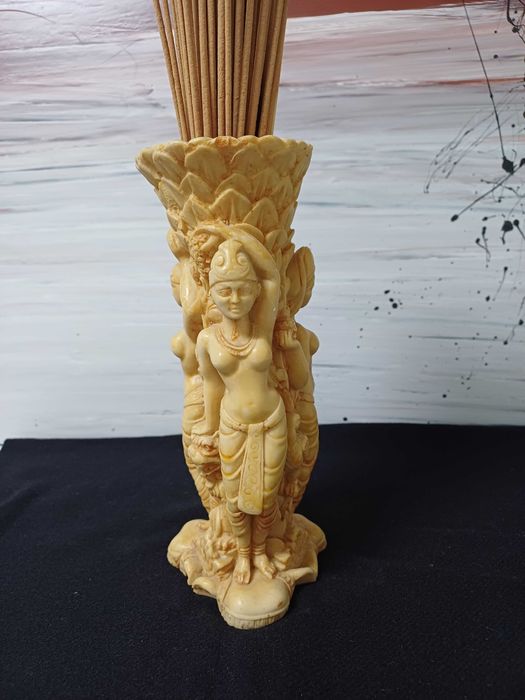 Vaso de resina Indiano esculpido vintage