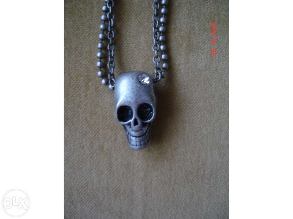 Colar prateado - caveira com brilhante