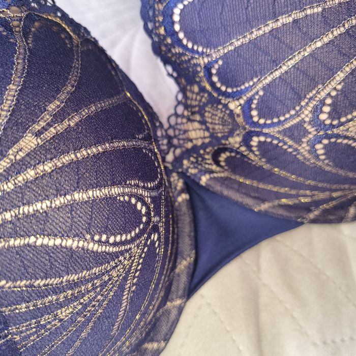 Wonderbra modelujący koronkowy stanik do dekoltów 75I Nowy