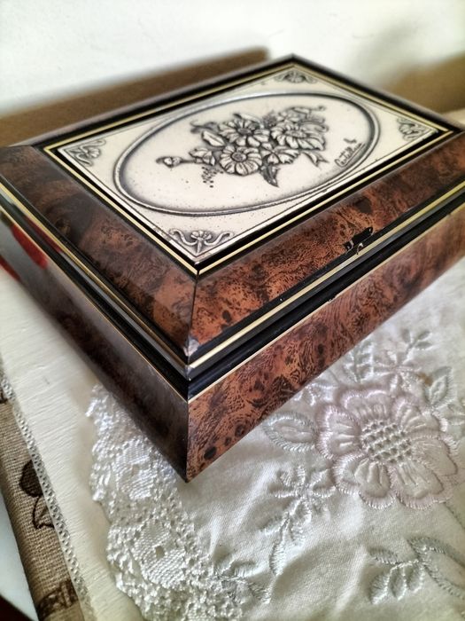 Caixa de madeira com tampa em prata da marca italiana Castellani