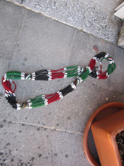 Colar Maasai Quénia, várias camadas com missangas vibrantes em vermelho, preto, branco e verde