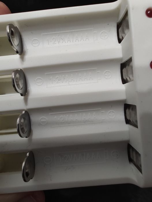 Ładowarka akumulatorów AAA / AA