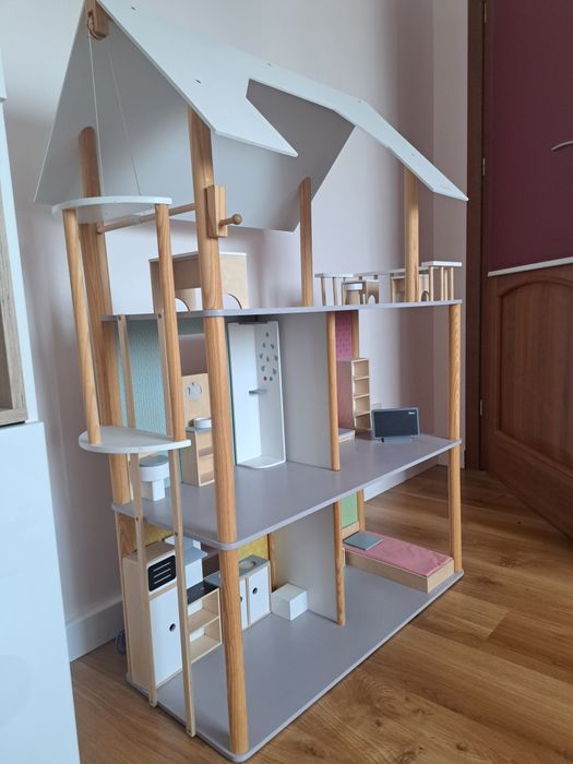 Drewniany duży domek dla lalek + karetk barbiea