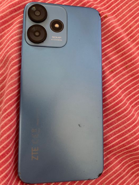 Vendo este telefone ecrã partido para quem queira aranjar
