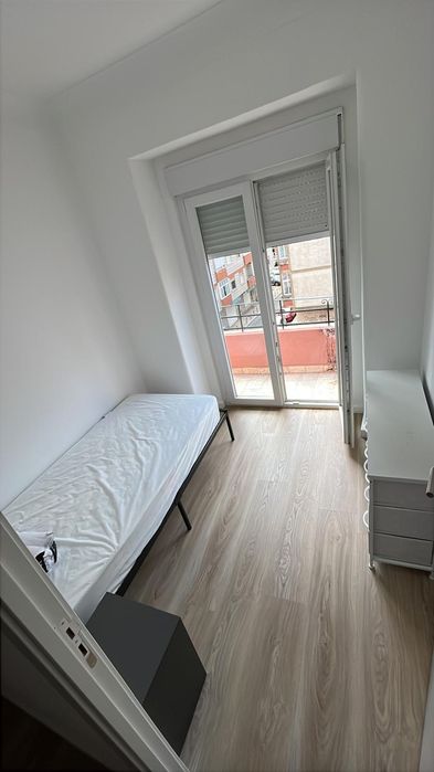 1 quarto solteiro  para arrendar em Queluz entrada  imediata