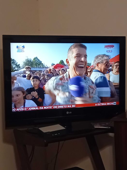 Televisão LG em excelente estado, dimensões L92cm A68cm.