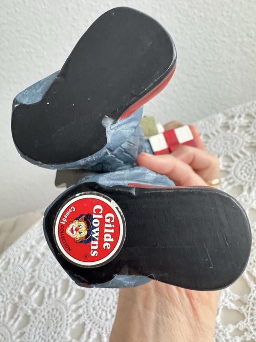 Sygnowana figurka clowna z prezentem