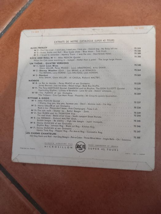 Disco vinil assinado por Elvis Presley.