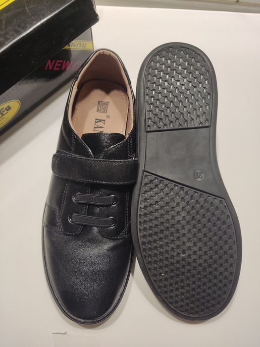 Продам кожаные подростковые туфли размер 39 новые