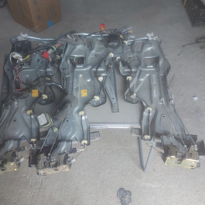 Рено Лагуна1 95года. задние электростеклоподъемники.