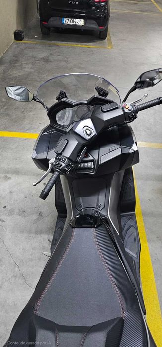Kymco AK550 Premium com Top Case e Quad Lock