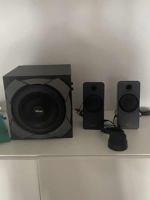 Colunas, subwoofer, controlo de volume com fios