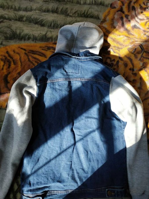 Продам куртку джинсову на 11-12 років