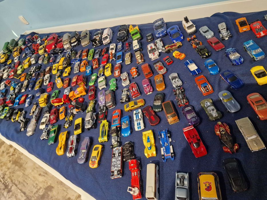 hot wheels około 160 sztuk
