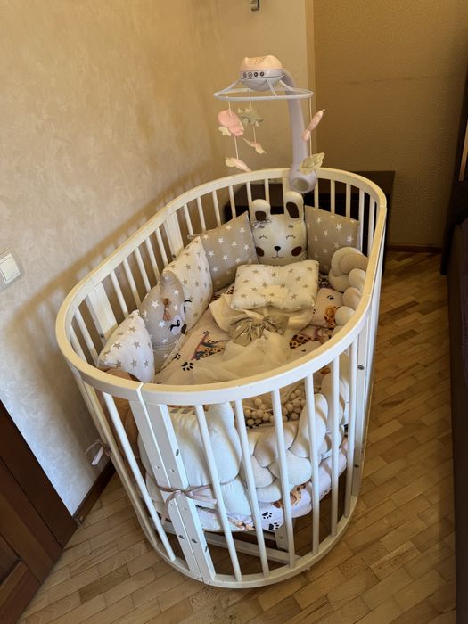 Кроватка з двома комплектами бортиків