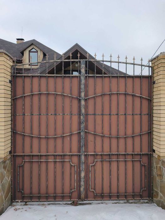 Двоє кованих воріт, хвіртка та ковка на забор