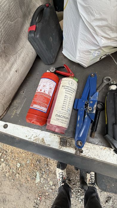 Домкрат 2 тоны новые Аптечка ключ огнетушитель