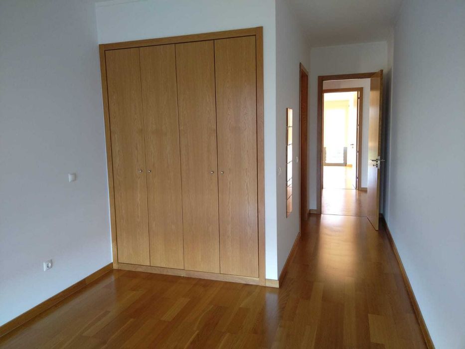 Arrenda-se apartamento T2 junto ao campo futebol de  Tires
