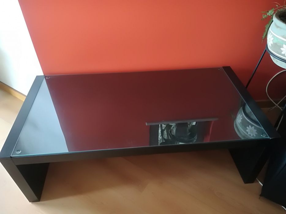 Diversas Mesas de apoio em bom estado, uma é do ikea