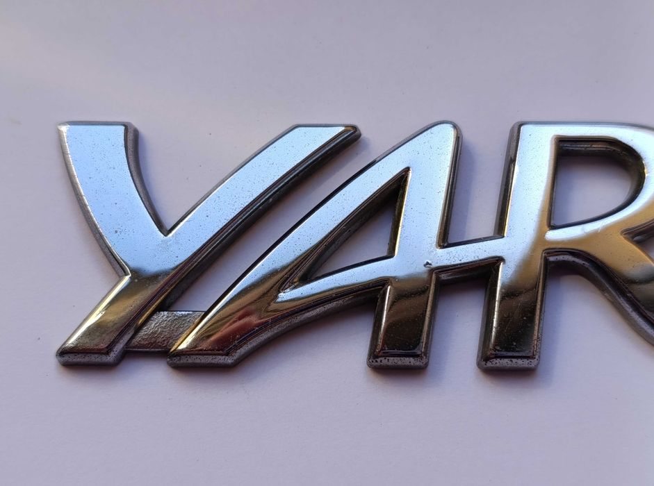 Napis emblemat Toyota Yaris I