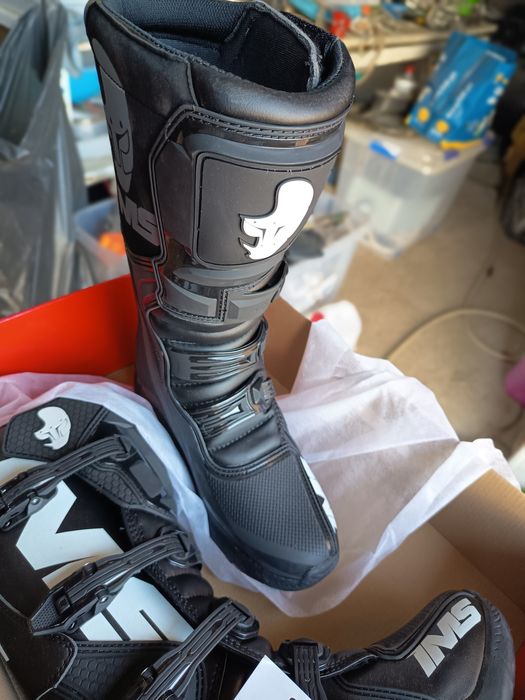 Vendo um par de botas de moto cross n'43 , novas