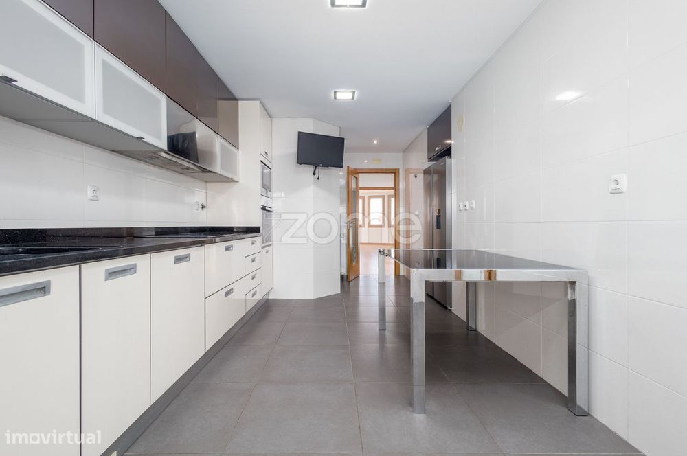 Apartamento T4 no Arneiro | Vista mar, 2 Suites e Estacionamento