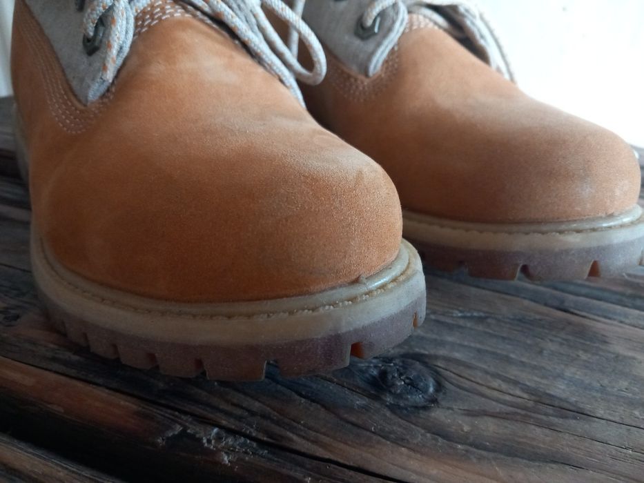 Timberlandy,trapery w kolorze biszkoptowym.