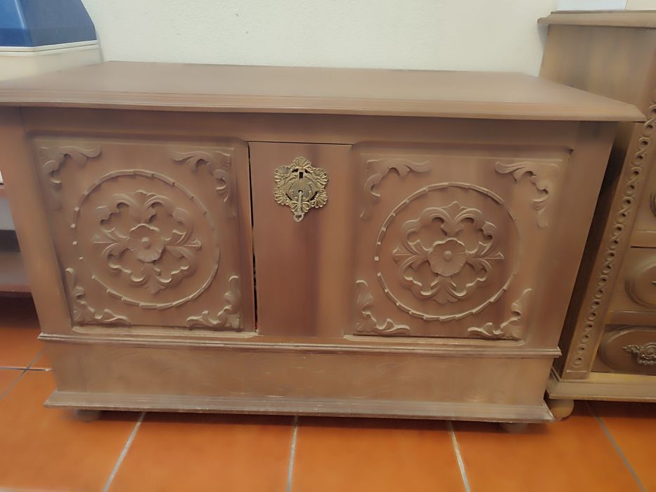 Mobília antiga em cru.