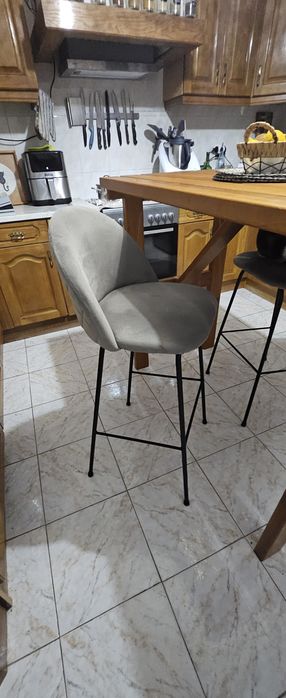 Mesa alta com 2 cadeiras