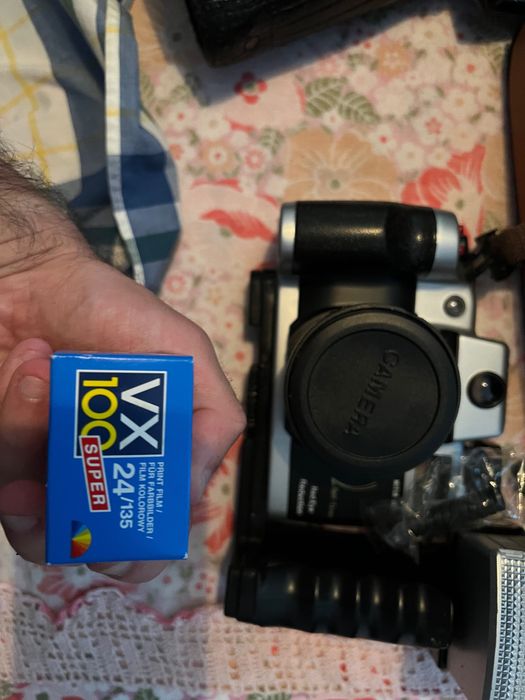 Maquina fotografica com caixa e rolo