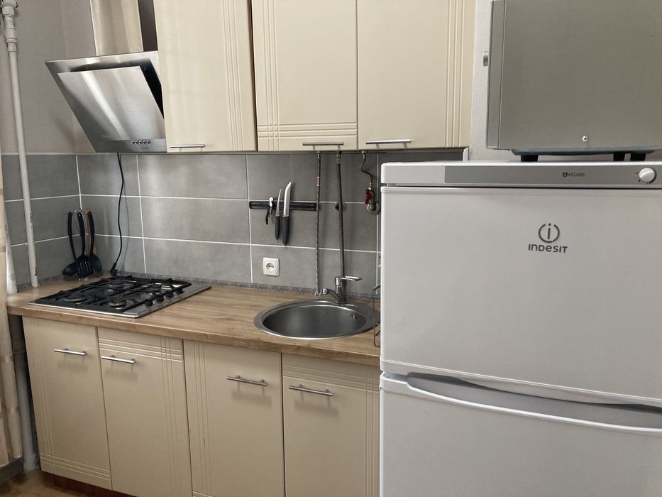 2-к квартира подобово,центр. опалення,на Соборній 101,6 місць,докум.