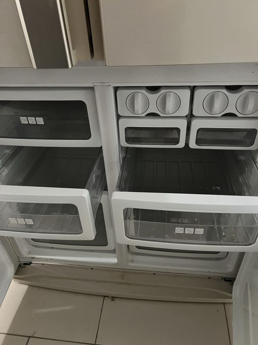 В звязку з переіздом продається Холодильник SHARP б/в великий