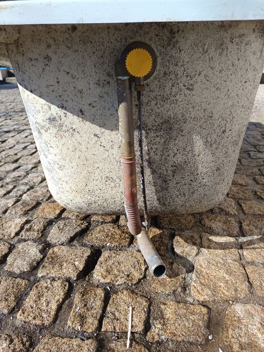 Banheira com torneira e resguardo