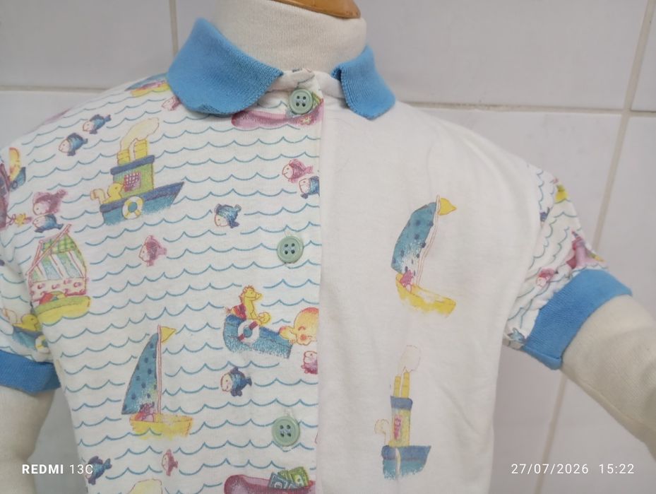 Duas t-shirts para bebé