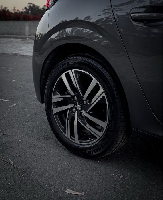 Peugeot 208 Allure Full Extras 101cv | 71 000KM | Histórico na Marca